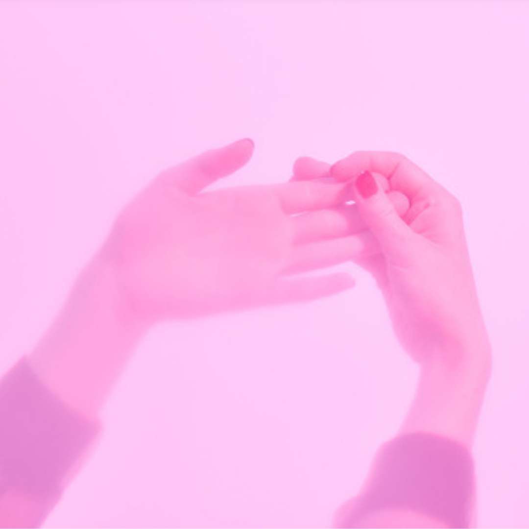 Das Bild zeigt zwei Hände die vom linken unteren Bildrand in das Bild hineinragen. Die eine Hand, mit geöffneter flacher Handfläche, wird von der anderen Hand sanft an den Fingerspitzen berührt. Der Bildhintergrund, wie auch die beiden Hände sind in hellem, transparentem Rosa gehalten.