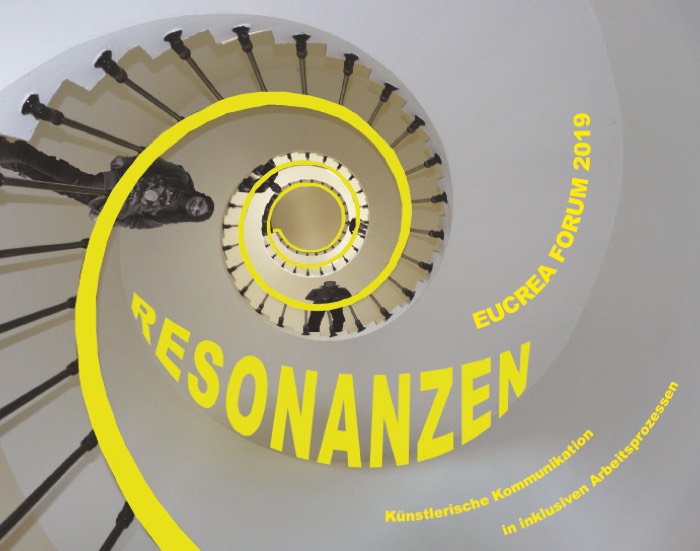 Titelbild vom EUCREA FORUM 2019 &quot;Resonanzen _ Künstlerische Kommunikation in inklusiven Arbeitsprozessen&quot;: Eine spiralförmige, sich nach oben windende Treppe ist von unten fotografiert. An der Spirale, die wie ein geländer nach oben führt befinden sich verschiedene Personen.