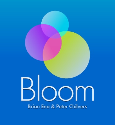 Das Bild zeigt das Logo des Programms Bloom. Drei unterschiedlich große, farbig ausgefüllte Kreise: der oberste ist hellblau und geht lila in den nächsten Kreis nach unten über. Der mittlere Kreis ist lila und wird pink, wenn er auf den untersten Kreis trifft. Der unterste Kreis ist am größsten und ist gelb-weiß. Darunter steht Bloom und die Namen von Brian Eno und Peter Chilvers.
