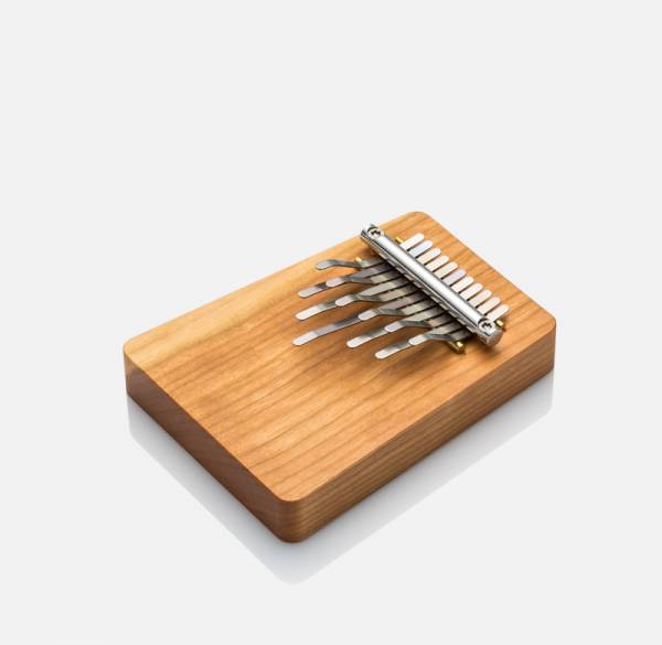 Ein kleiner Holzblock, der unterschiedlich hohe und unterschiedlich kurze, platte Metallstäbchen hat. Befestigt sind die an einer Art kleinen Tastatur, die ebenfalls aus Metall besteht.