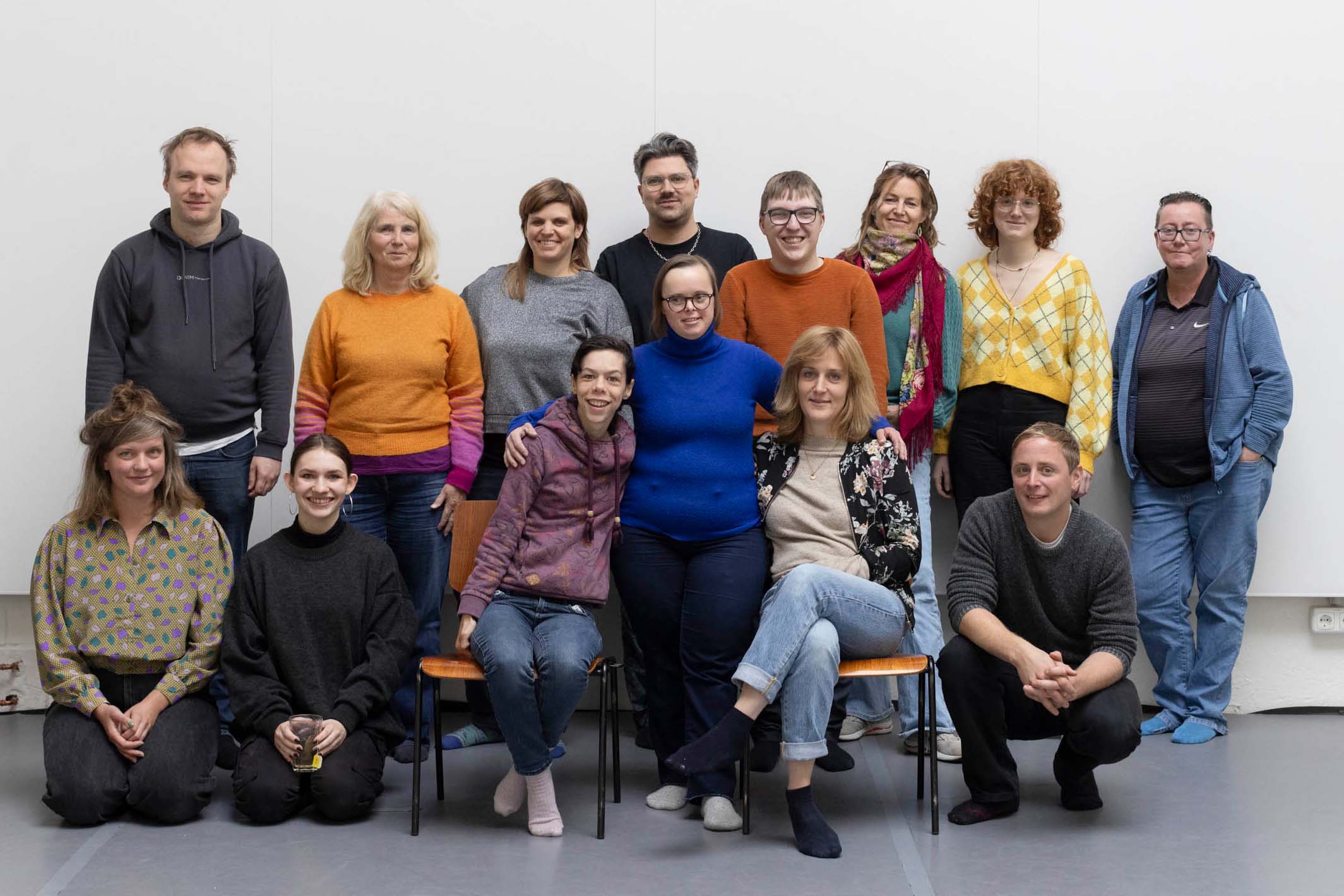 Bei dem Workshop auf einer Probebühne: Gruppenfoto mit allen 14 Beteiligten