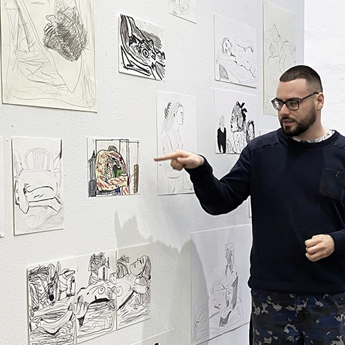 Das Foto zeigt den Künstlern Filip Mijo Livaja. Er stellt seine Zeichen vor. 