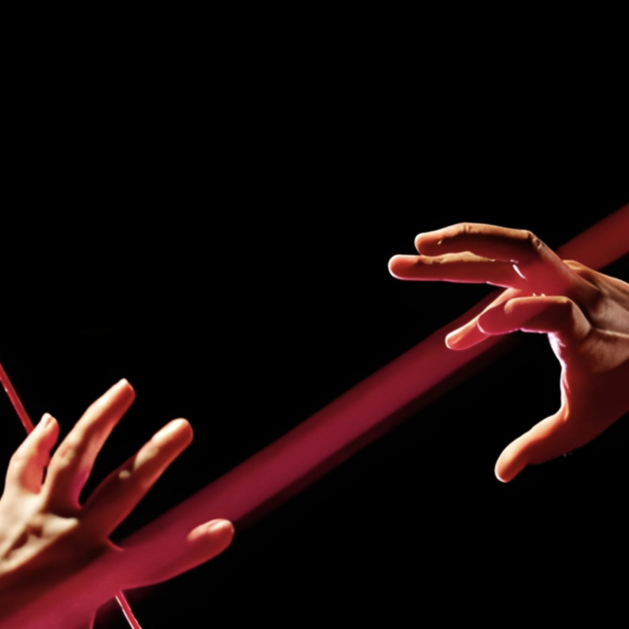 Zwei weiße Hände bewegen sich vor einem schwarzen Hintergrund aufeinander zu und wollen nacheinander greifen. Ein roter Lichtstrahl durchbricht das Bild.
