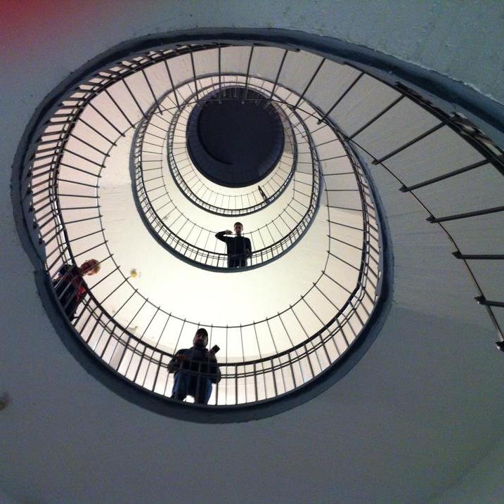 Foto von drei Menschen Silhouetten in einem Treppenhaus