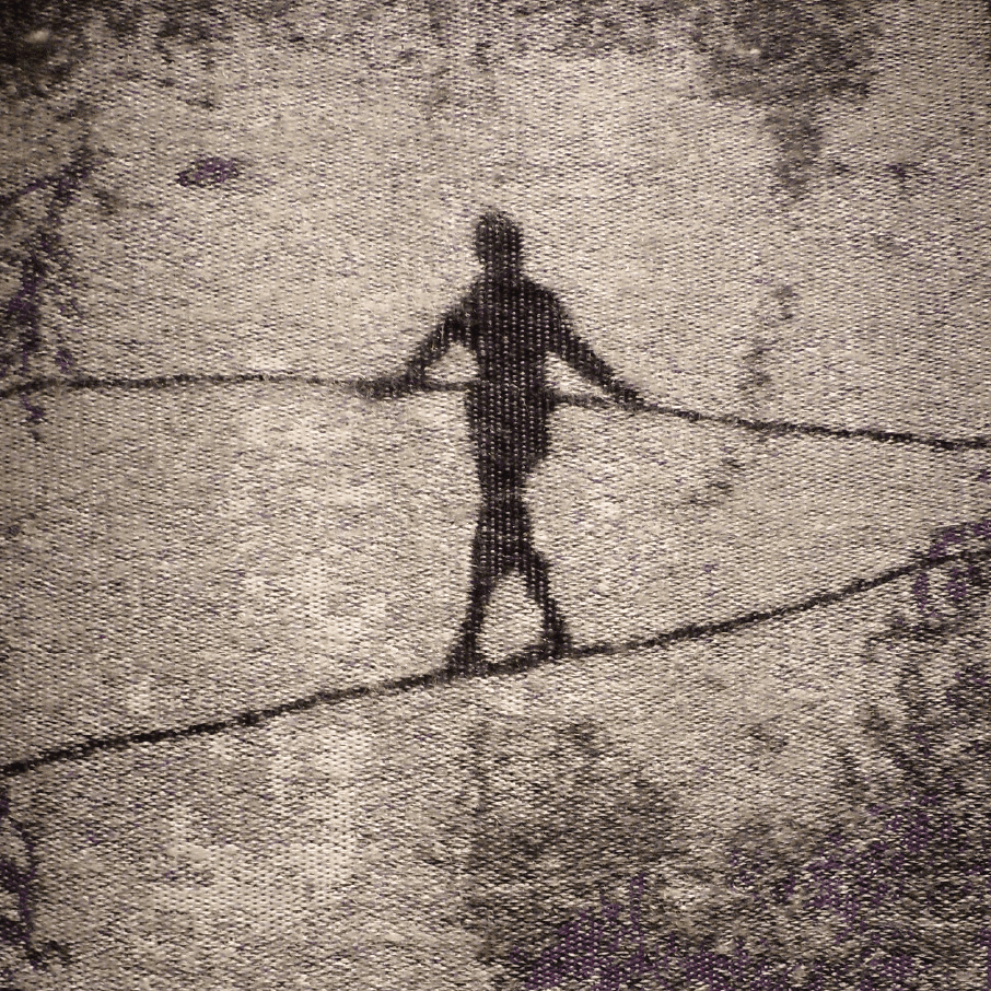 Schatten von einer Person die auf einem Seil balanciert