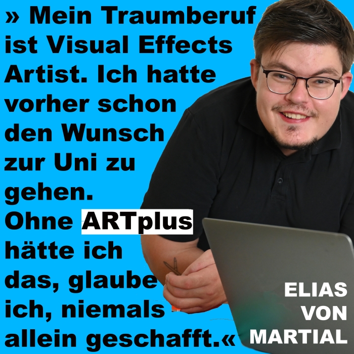 Elias von Martial hat kurze braune Haare und trägt ein dunkles T-Shirt sowie eine Brille. Er ist auf dem Bild mit seinem Oberkörper zu sehen. Er lächelt und sieht geradeaus in die Kamera. Der Hintergrund ist blau eingefärbt und neben ihm steht sein Zitat: 