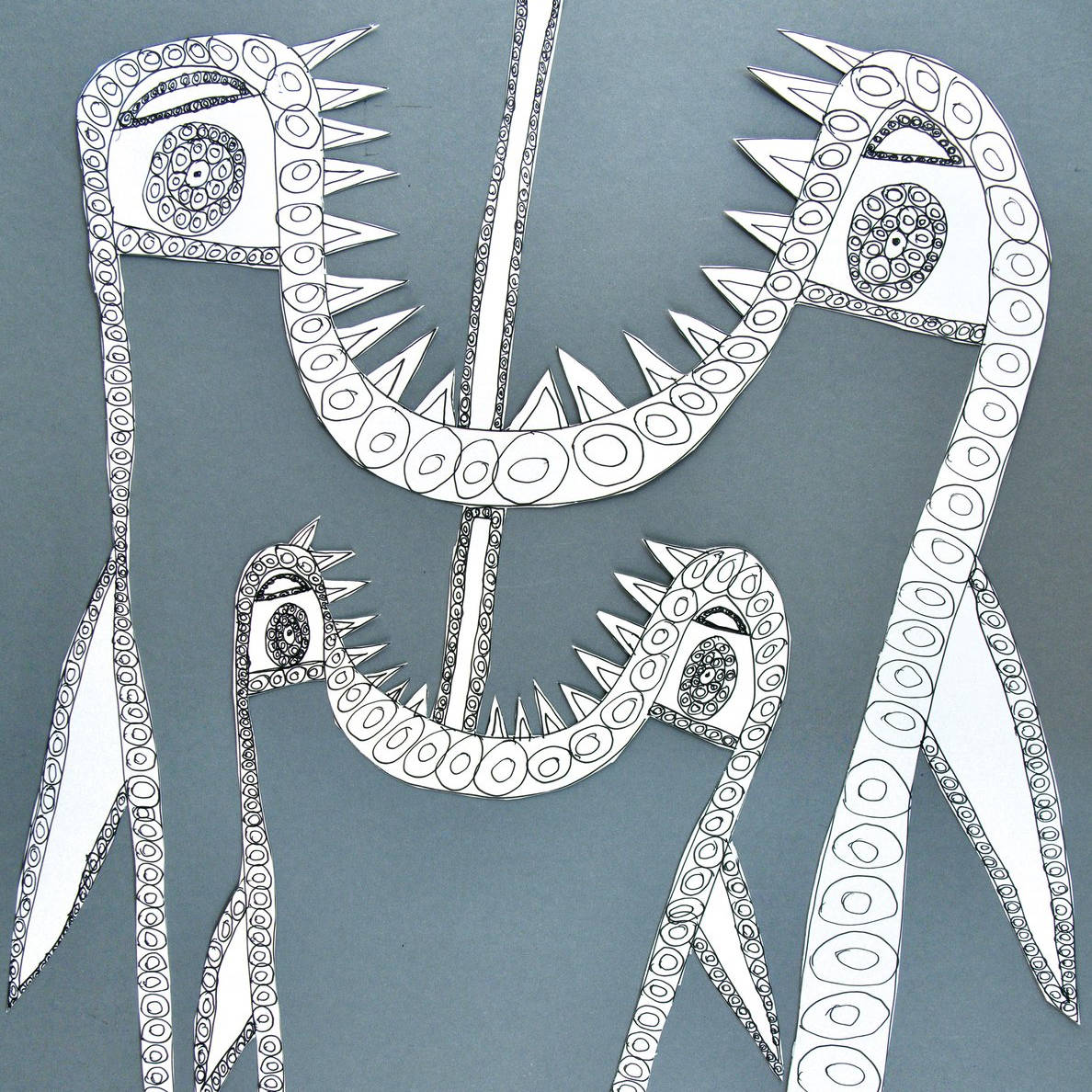 Foto des Werkes Schlangentor von Bärbel Lange. Klare, feine, schwarze Linien auf Papier zeigen zwei charaktervolle Gestalten. Diese sind auf grau-blauem Hintergrund plaziert.