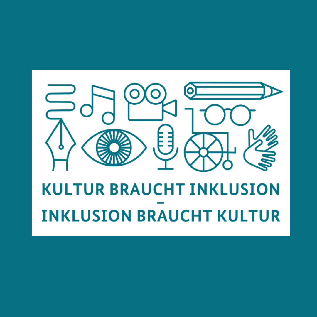 Das Bild zeigt eine weiße Fläche vor einem dunkelblauen Hintergrund. Auf der weißen Fläche befinden sich verschiedene Symbole, die verschiedene Kunstformen und Medien repräsentieren (z.B. Feder, Noten, Kamera, Mikrofon, Brille, Auge, Hände). Unter den Symbolen steht der Satz: „Kultur braucht Inklusion – Inklusion braucht Kultur“.
