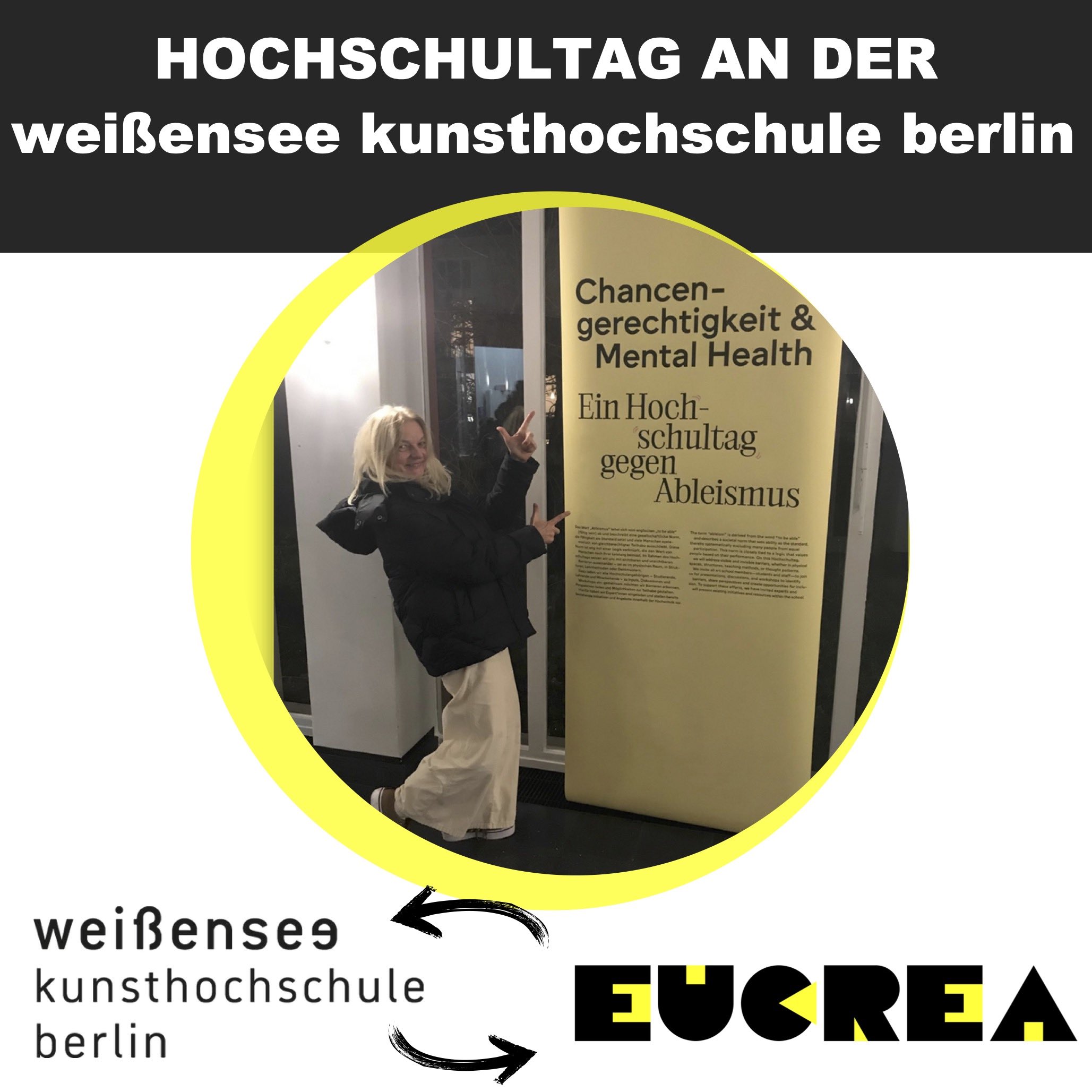 Angela Müller-Giannetti vor einem Banner des Hochschultags an der Weißensee Kunsthochschule Berlin, thematisch fokussiert auf Chancengerechtigkeit und Mental Health.