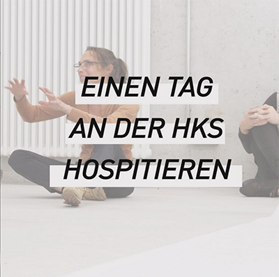 Foto einer Frau, wahrscheinlich einer Dozentin, sitzend auf einem Tanzboden. Auf dem Foto steht