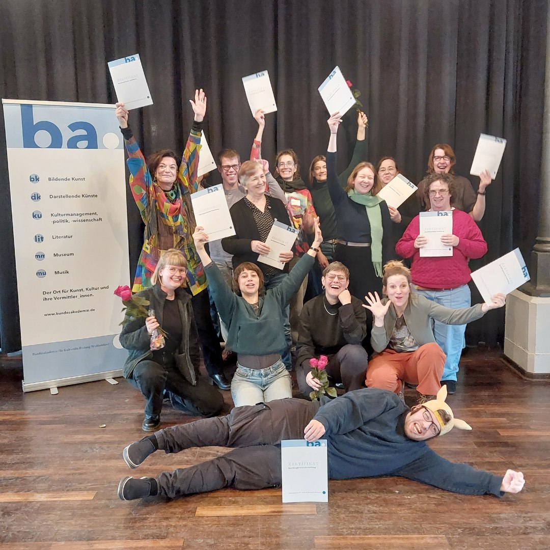Strahlende Gesichter, stolz präsentierte Zertifikate und ganz viel Freude, der 15 Teilnehmenden von „Theater der Vielen