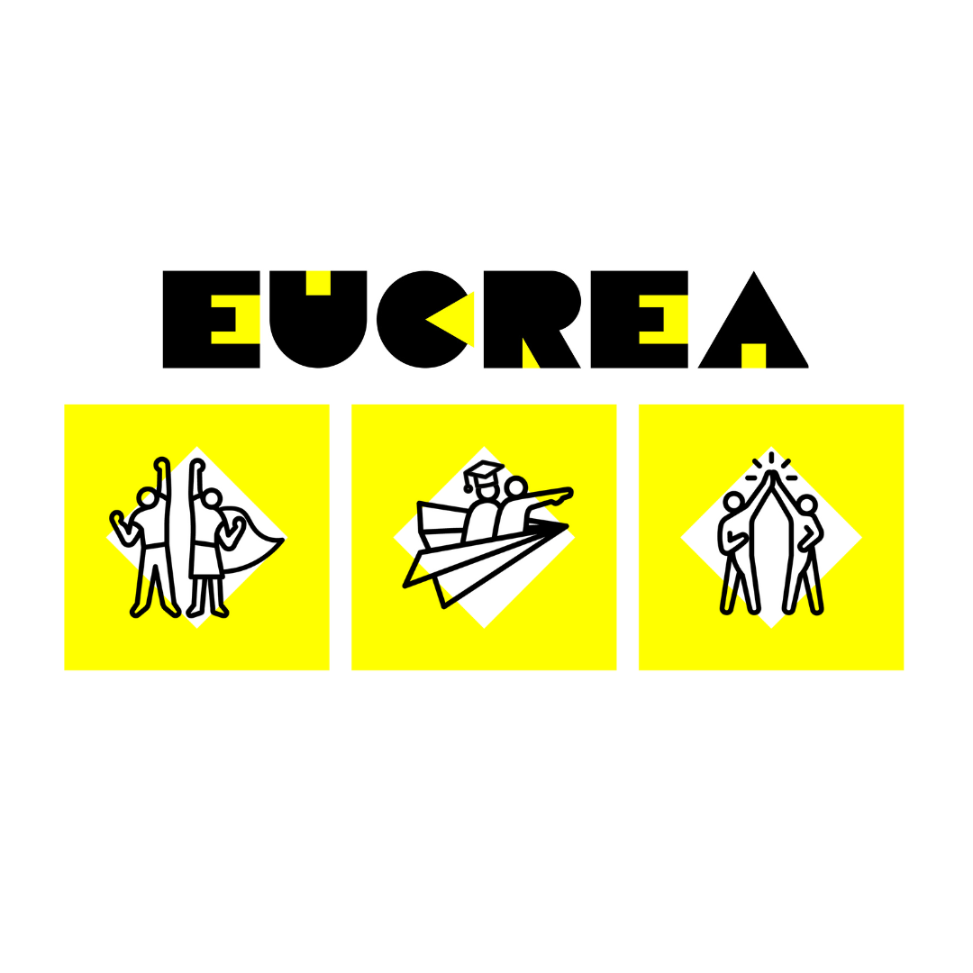 Grafik mit dem Schriftzug „EUCREA“ in Schwarz-Gelb und drei gelben Symbolfeldern darunter: Linkes Piktogramm (Kunst & Kreativität): Zwei stilisierte Personen stehen nebeneinander. Die linke Person hält einen Pinsel, die rechte eine Farbpalette hoch – beide mit erhobenen Armen in Siegerpose.  Mittleres Piktogramm (Bildung & Entwicklung): Zwei Personen sitzen gemeinsam in einem Papierflieger. Eine der Figuren trägt einen Doktorhut und zeigt nach vorn – Symbol für gemeinsames Lernen und Zukunftsgestaltung.  Rechtes Piktogramm (Kooperation & Austausch): Zwei Personen stehen sich gegenüber und klatschen einander ab – ihre Hände treffen sich in einem strahlenden Stern – Symbol für Teamwork und Erfolg durch Zusammenarbeit.