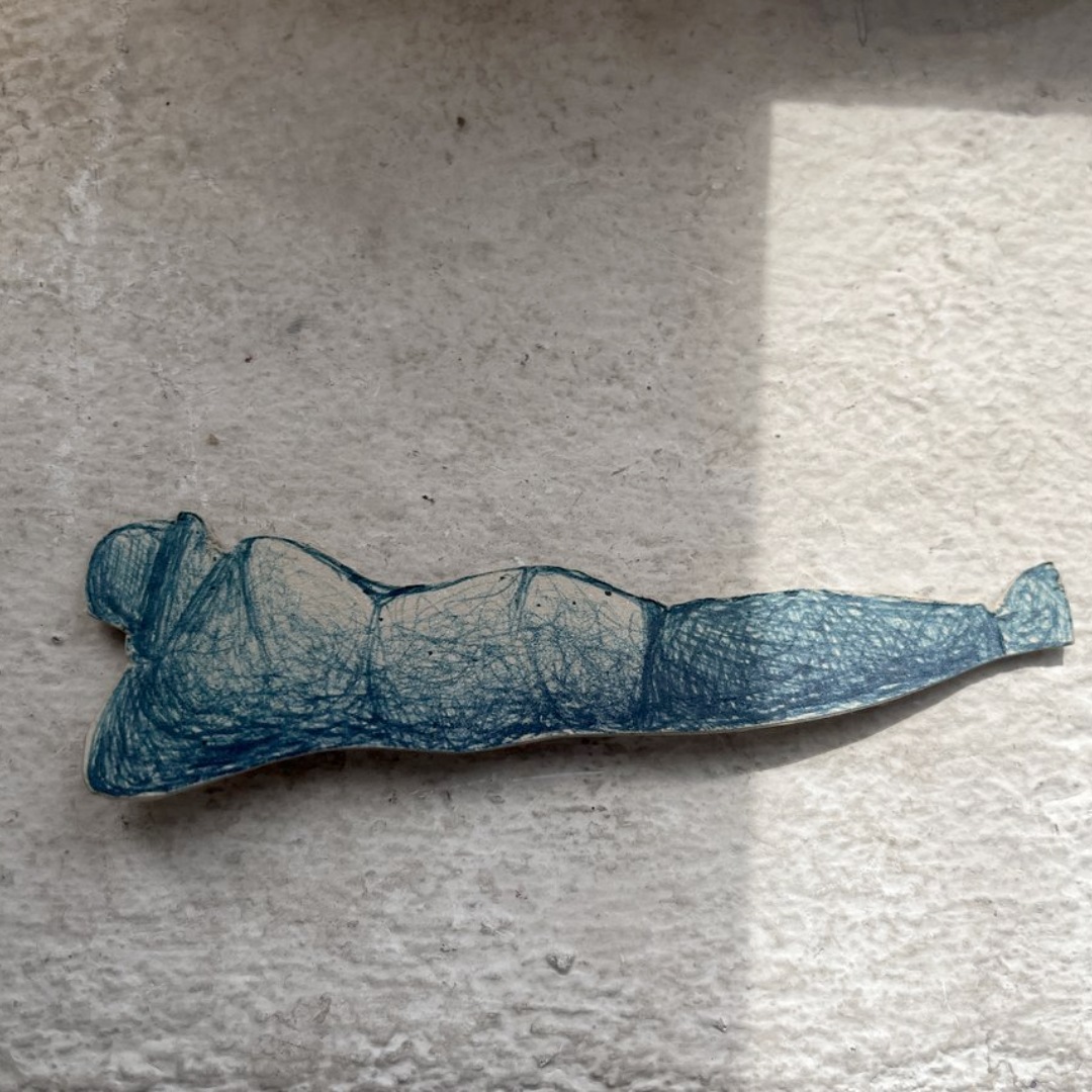  Zeichnung einer liegenden Figur, Werk von Sascha Mücke.