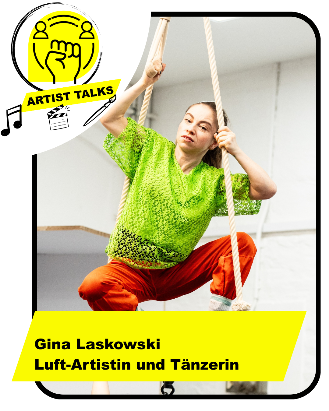 Eine Frau mit grünem Netz-Oberteil und roter Hose hockt auf einer Akrobatik-Schaukel. Gelbes Artist Talks Logo in der Ecke.