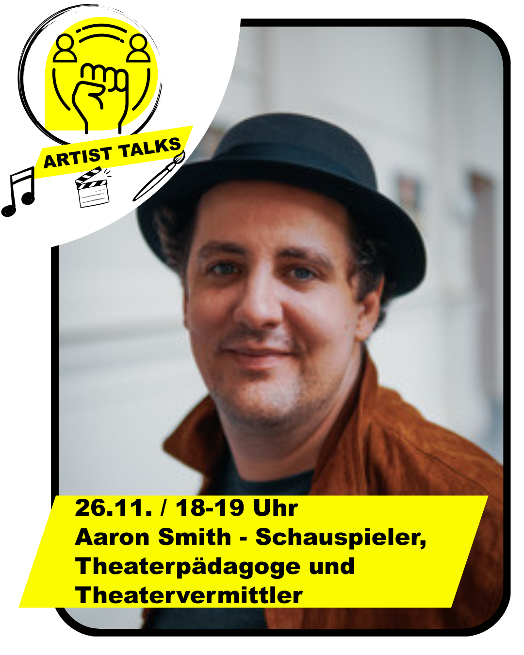 Ein lächelnder Mann mit brauner Jacke und einem schwarzen Hut. Gelbes Artist Talk Logo in der Ecke.