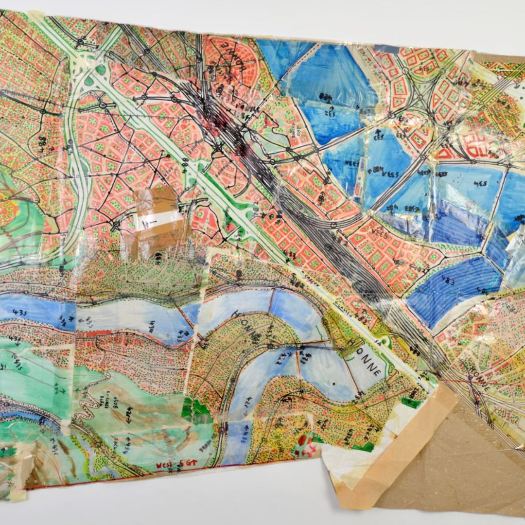 Ein großer, zusammengeklebter, bunt gezeichneter Stadtplan mit Seen, Straßen und handschriftlichen Notizen.