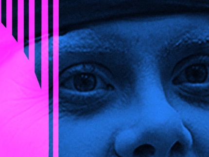 Flyer. Pink-blau unterlegtes, offenes Gesicht mit prägnanten Falten.