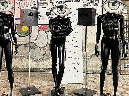 Schaufensterpuppen mit einem Auge als Kopf