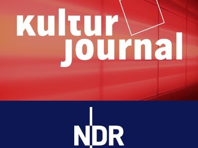 Kulturjournal-Logo. Roter Hintergrund. Darunter das typische NDR Logo, ebenfalls weiße Blockschrift, dunkelblauer Hintergrund