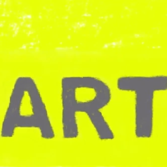Logo von ARTplus: gelber Quadrat mit grauem Text
